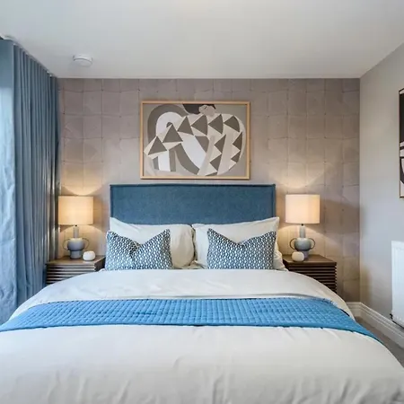 Superb Charlie's Lxry * London