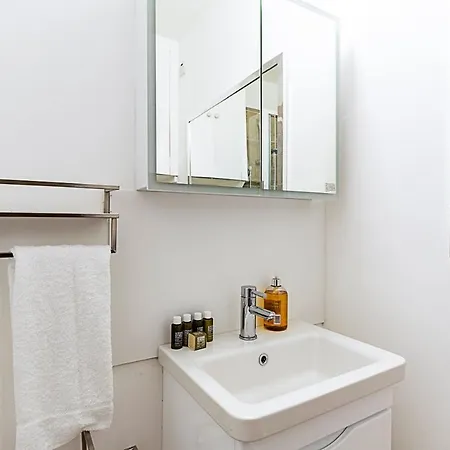 Modern Top-floor Victorian Charm In Kensington Apartment *