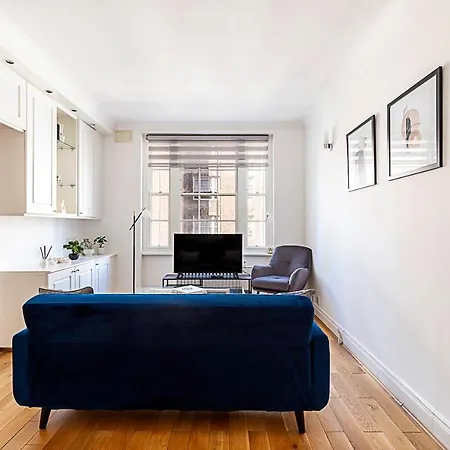 Modern 2 Bedroom Flat Near Queensway