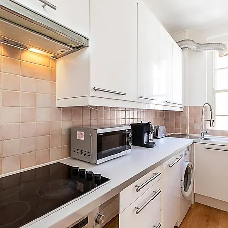 Modern 2 Bedroom Flat Near Queensway