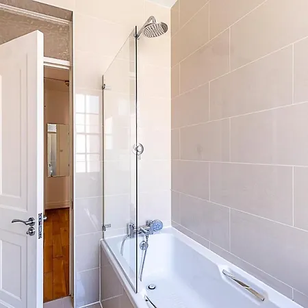 Modern 2 Bedroom Flat Near Queensway Apartment London
