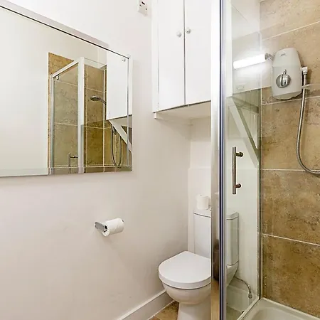 Modern Top-floor Victorian Charm In Kensington *