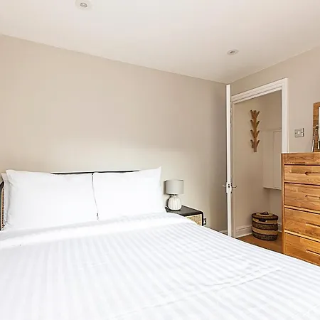 Modern Top-floor Victorian Charm In Kensington London