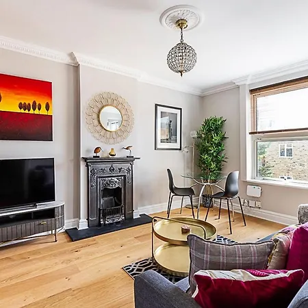 Modern Top-floor Victorian Charm In Kensington Apartment