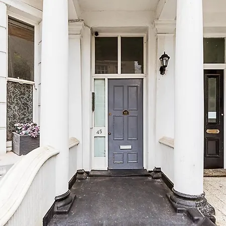 Modern Top-floor Victorian Charm In Kensington Apartment