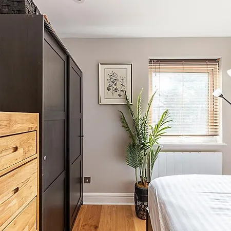 Apartment Modern Top-floor Victorian Charm In Kensington