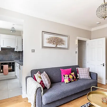 Modern Top-floor Victorian Charm In Kensington Apartment London