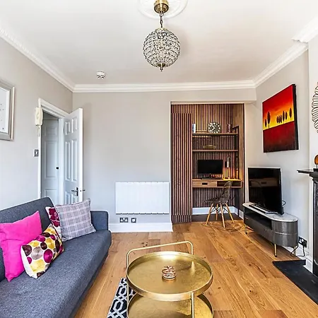 Modern Top-floor Victorian Charm In Kensington London