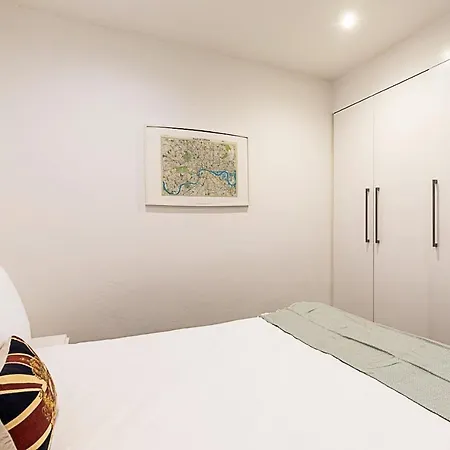 Charming Kensington Apartment *
