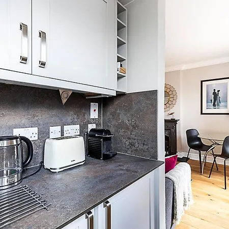 Apartment Modern Top-floor Victorian Charm In Kensington *