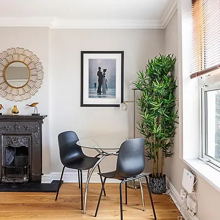 Modern Top-floor Victorian Charm In Kensington