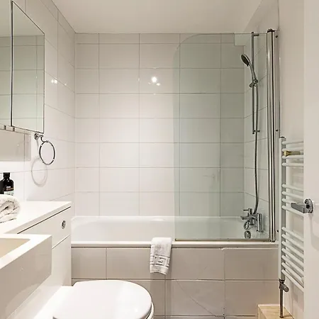 Charming Kensington Apartment *