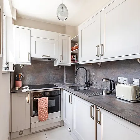 Modern Top-floor Victorian Charm In Kensington