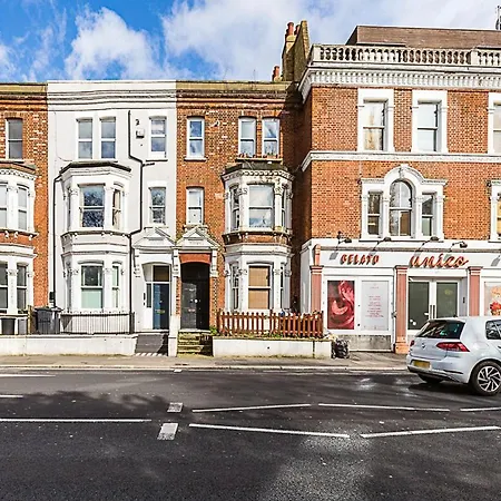 Lovely Bishops Park Flat London