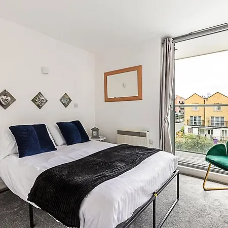 Airy 2-bedroom Flat With Balcony Apartment London