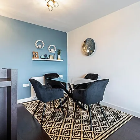 Airy 2-bedroom Flat With Balcony * London
