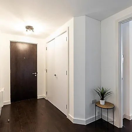 Airy 2-bedroom Flat With Balcony