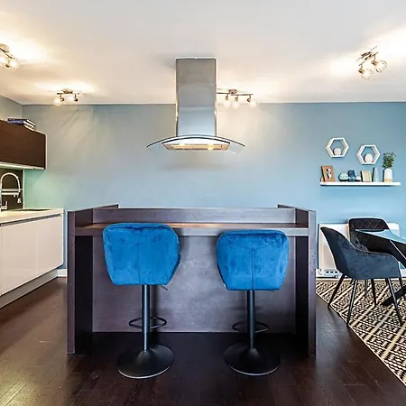 Airy 2-bedroom Flat With Balcony Apartment London