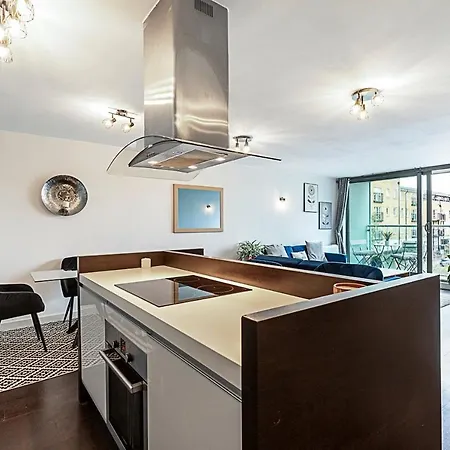 Airy 2-bedroom Flat With Balcony *