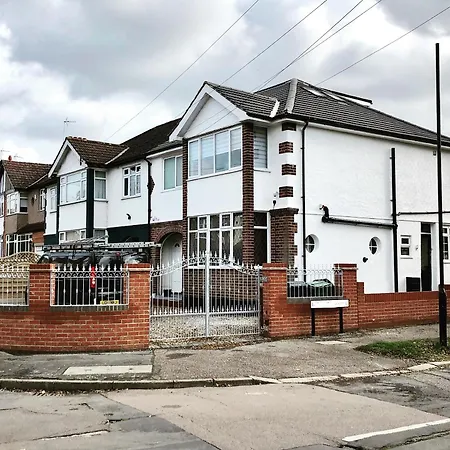 Stunning 2 Bedroom Ground Floor Flat * Chingford