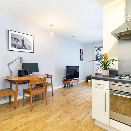 Urban Chic: Modern Flat East Next To Canal * London