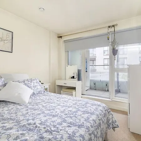 Urban Chic: Modern Flat East Next To Canal Apartment *