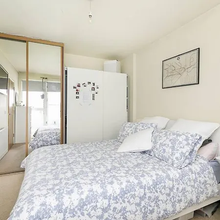 Urban Chic: Modern Flat East Next To Canal London