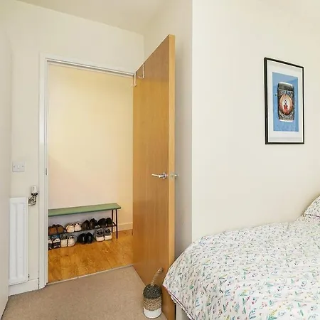 Urban Chic: Modern Flat East Next To Canal *