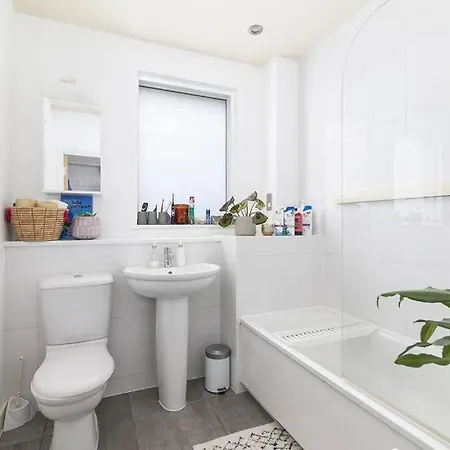 Urban Chic: Modern Flat East Next To Canal Apartment