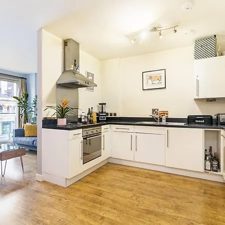 Urban Chic: Modern Flat East Next To Canal Apartment London