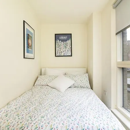 Urban Chic: Modern Flat East Next To Canal Apartment