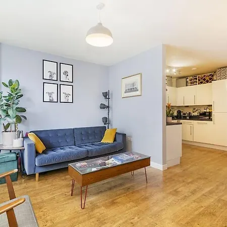 Apartment Urban Chic: Modern Flat East Next To Canal