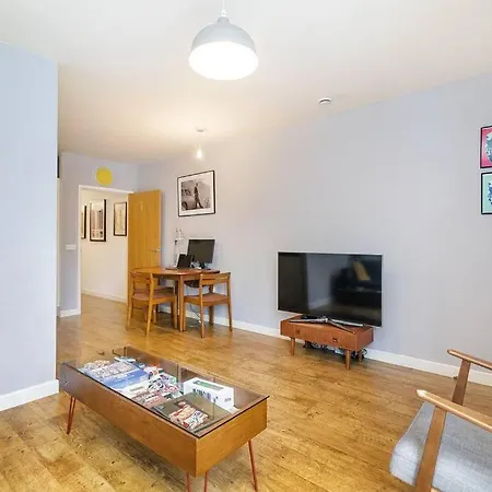 Apartment Urban Chic: Modern Flat East Next To Canal *