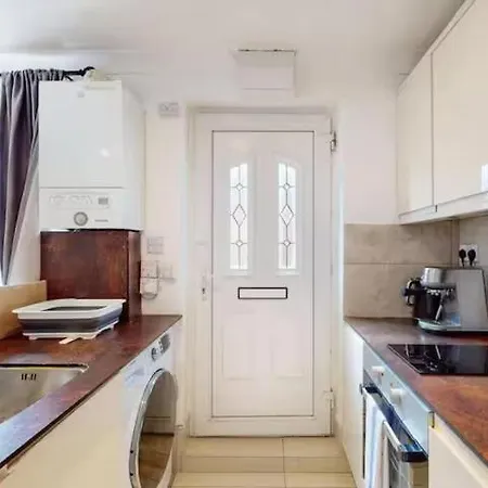 Spacious 1 Bed - Near London Walking To Arnos Grove Tube, Alexandra Palace *