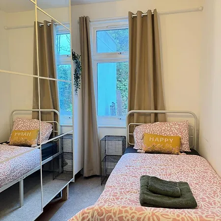 Modern 3 Bed House In Isleworth, London