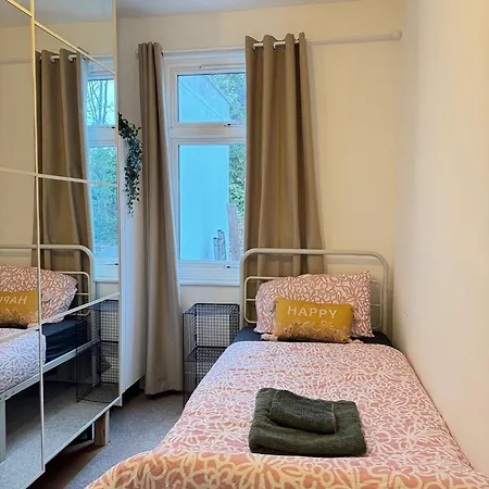 Modern 3 Bed House In Isleworth, London Holiday home Isleworth