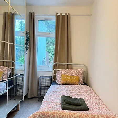 Modern 3 Bed House In Isleworth, London Isleworth