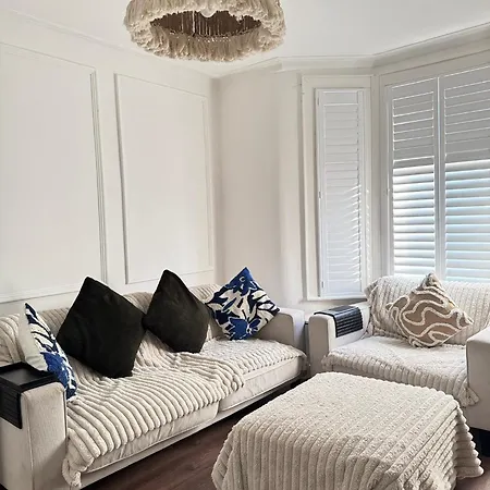 Modern 3 Bed House In Isleworth, London Holiday home