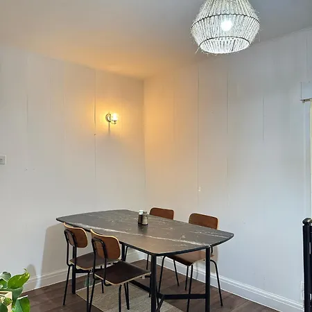 Holiday home Modern 3 Bed House In Isleworth, London *