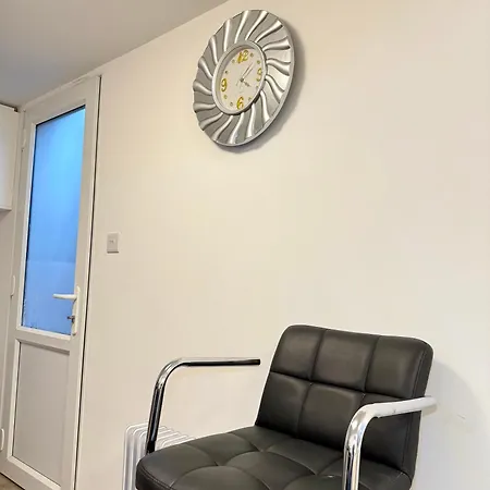 Luxury - Near Heathrow Airport - Free Parking *