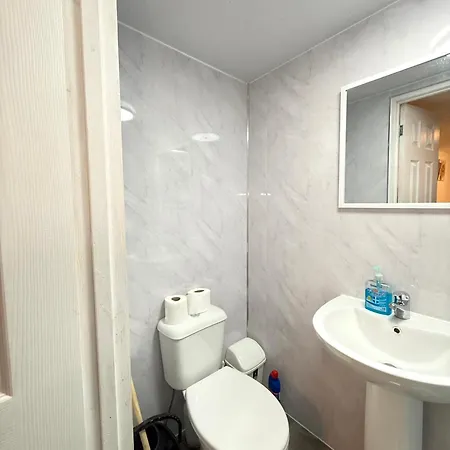 Luxury - Near Heathrow Airport - Free Parking Apartment London