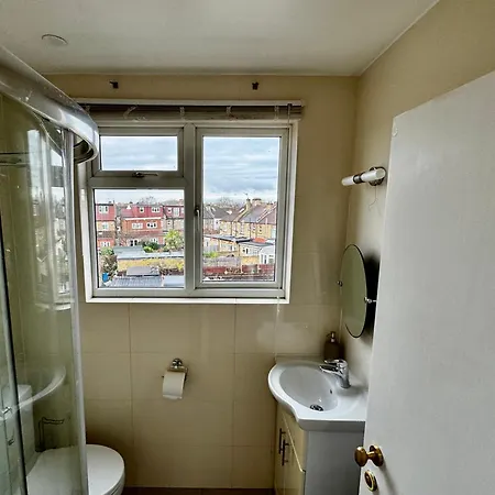 Maberic Housing West Gem Your Connection * London