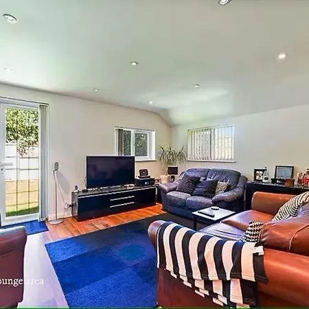 Beautiful 2 Bedroom In Sutton