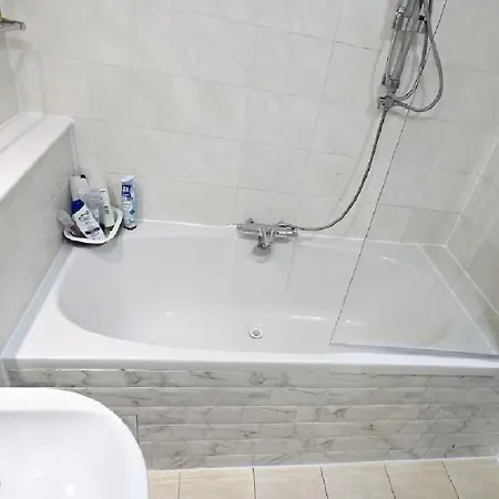 Gorgeous Design 2 Bed Flat Barons Court Sleeps Six Apartment