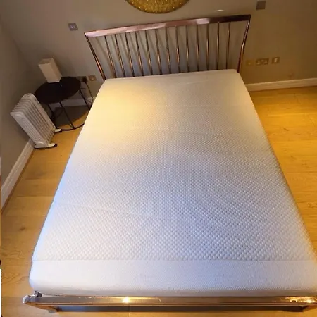 Gorgeous Design 2 Bed Flat Barons Court Sleeps Six Apartment London