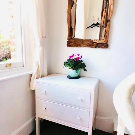 Charming Victorian Flat With Free Parking *