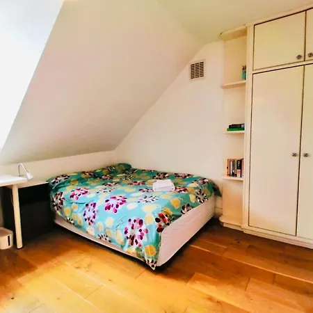 Charming Victorian Flat With Free Parking London