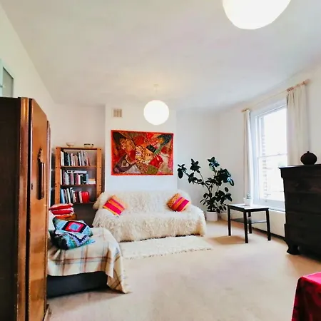 Charming Victorian Flat With Free Parking *