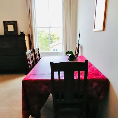 Charming Victorian Flat With Free Parking
