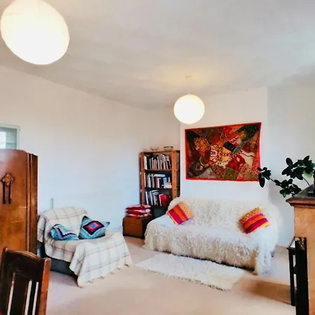 Charming Victorian Flat With Free Parking *